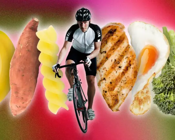 Ciclista en acción, rodeado de alimentos que representan el ciclado de carbohidratos: plátano, batata, pasta, pollo, huevo y brócoli.