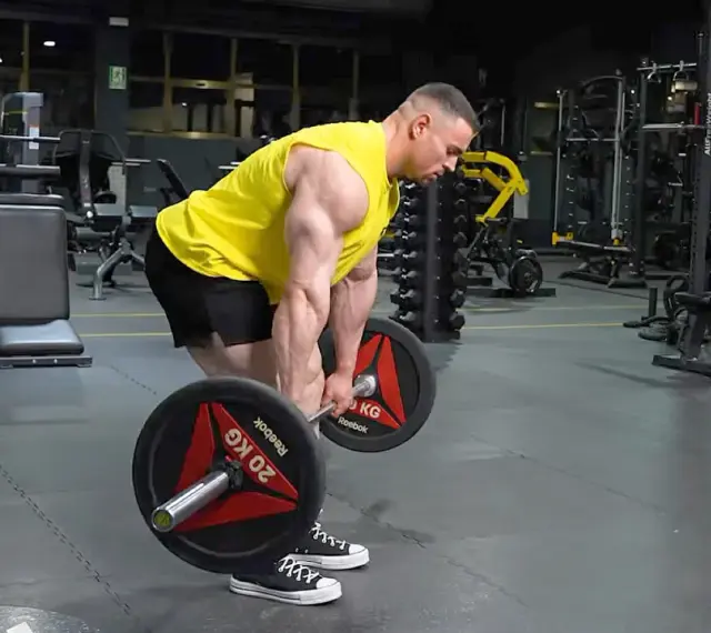Josema beast levanta una barra con pesas en un gimnasio.