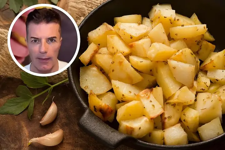 Un hombre mira patatas asadas. El índice glucémico de la patata cocida es un tema de interés.