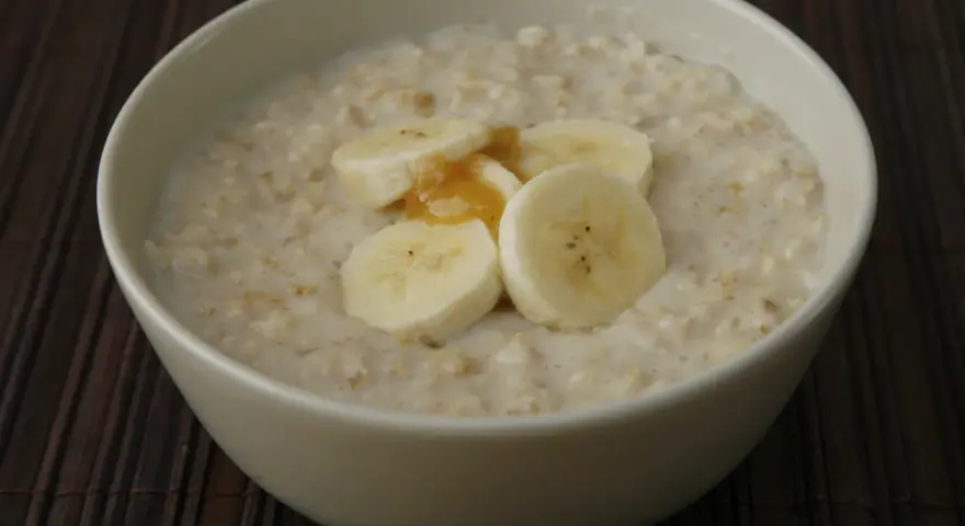 Un tazón de avena cremosa con rodajas de plátano y miel. Dicen que la papilla engorda a los adultos, pero esta parece deliciosa.