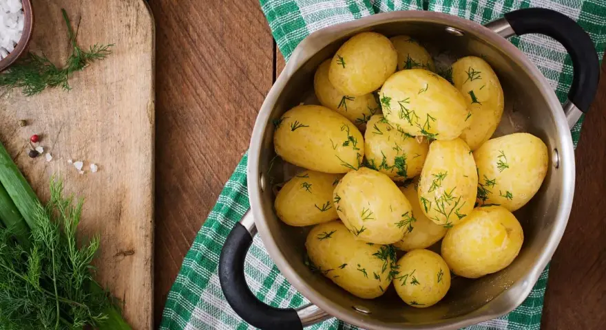 Patatas cocidas con eneldo en una olla, listas para disfrutar. Un plato sencillo y nutritivo, con pocas kcal patata cocida.