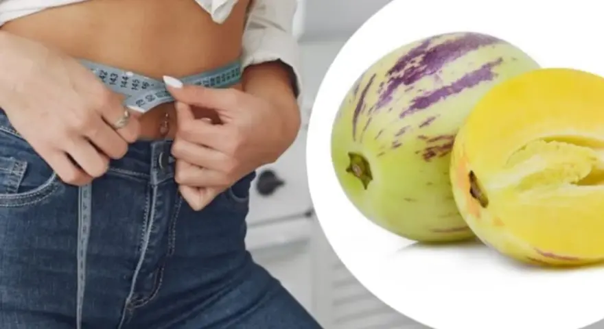 Mujer midiendo su cintura, junto a un pepino dulce y su corte. ¿Será que el pepino engorda?