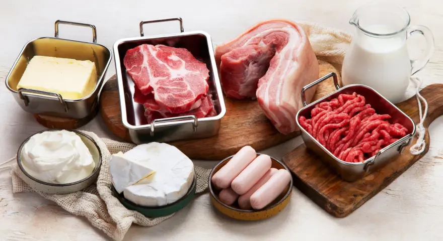 Carne, mantequilla, queso, salchichas y leche. Ingredientes para una dieta carnivora beneficios.