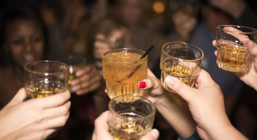Un brindis con vasos de alcohol. ¿Será que la creatina y el alcohol son compatibles?