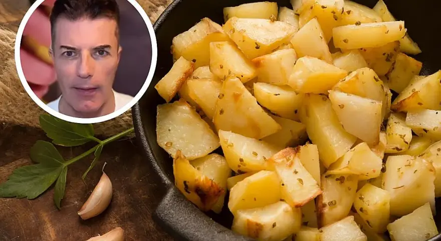 Un hombre mira patatas asadas. El índice glucémico de la patata cocida es un tema de interés.