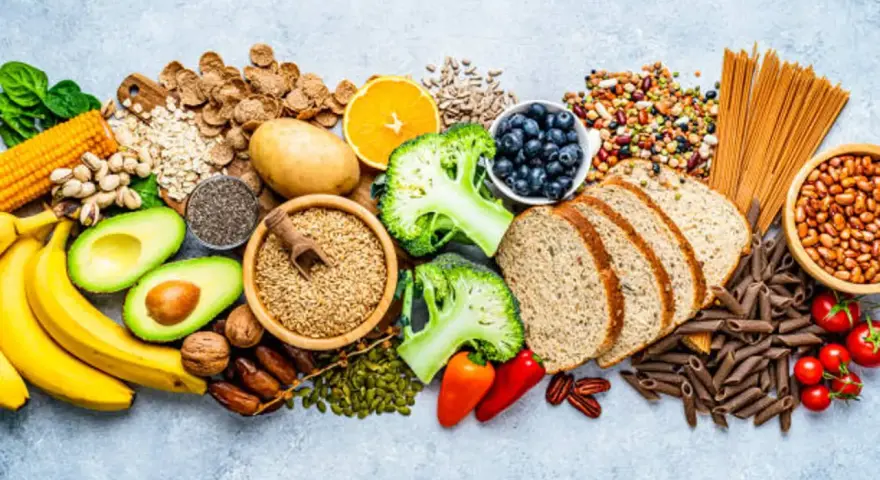 Variedad de alimentos saludables: plátanos, aguacates, brócoli, bayas, cereales integrales, legumbres y más, todos son alimentos mas nutritivos.