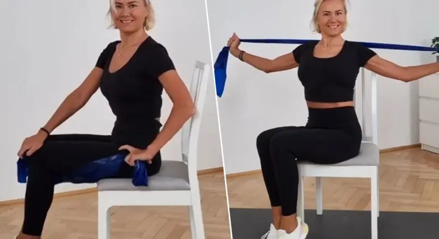 Mujer rubia realiza ejercicios en silla con banda elástica para tonificar brazos y piernas.