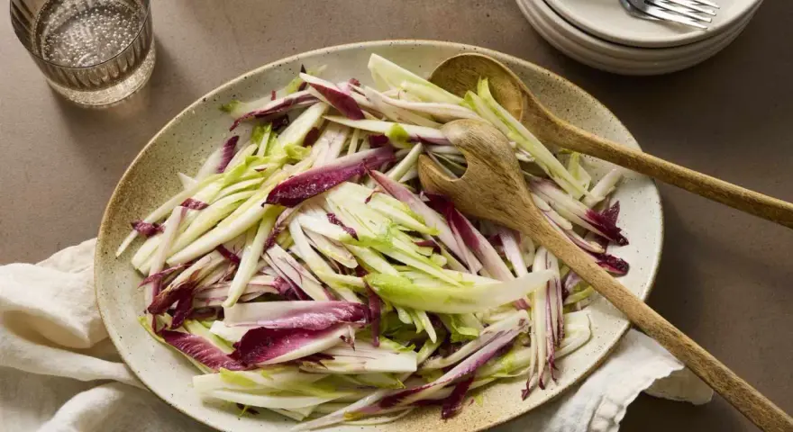 Ensalada de endivias y radicchio, con sus hojas moradas y blancas, lista para servir. ¡Qué pena que la endivia es muy mala!
