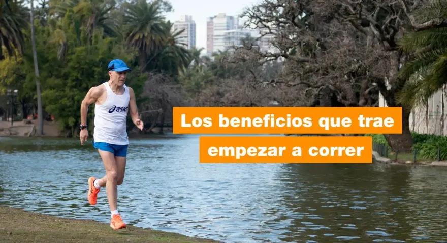 Hombre corriendo junto a un lago, disfrutando de los beneficios que trae empezar a correr.