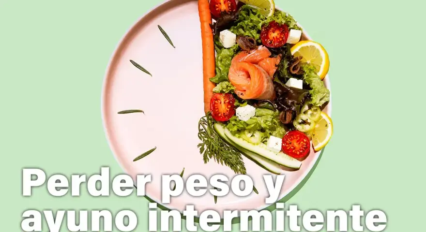 Plato con ensalada y salmón, simulando un reloj. Texto: "Perder peso y ayuno intermitente".