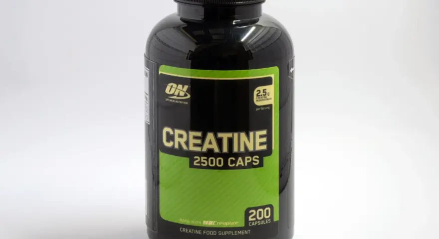 Bote de creatina en cápsulas, un suplemento alimenticio. La creatina en adolescentes es un tema de debate.