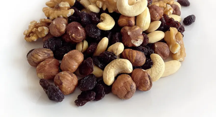 Montón de frutos secos variados: nueces, avellanas, anacardos y pasas. Parecen listos para engordar los frutos secos por la noche.