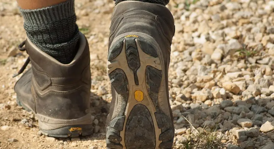 Botas de montaña con suela Vibram, perfectas como calzado para hacer el Camino de Santiago.