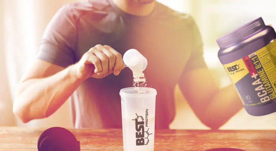 Hombre preparando su batido post-entreno. Es bueno tomar BCAA para la recuperación muscular.