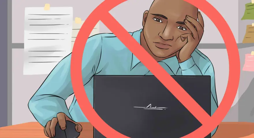 Hombre aburrido frente a la laptop, con un círculo rojo de prohibición. Evita la descarga de cafeína para mantener la concentración.