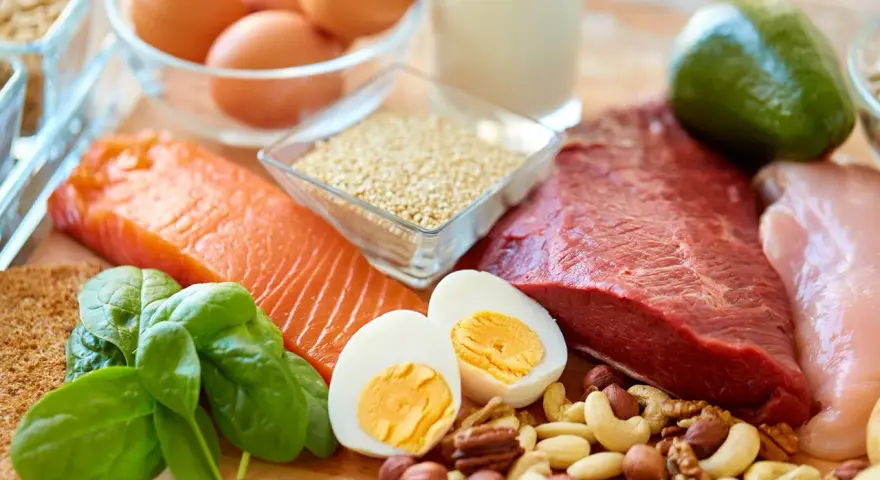 Alimentos con creatina: salmón, carne roja, huevos, pollo, espinacas, frutos secos y quinoa.