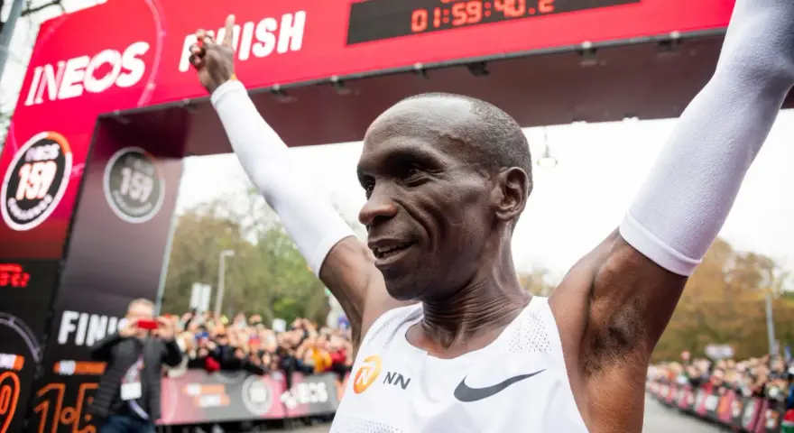 Eliud Kipchoge celebra su récord mundial en maratón, cruzando la meta en 1:59:40.2.