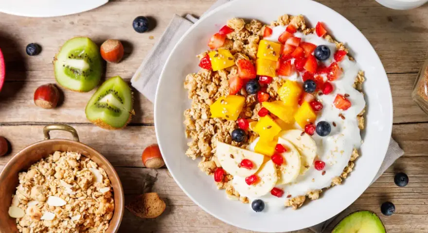 Un delicioso desayuno proteico para adelgazar con yogur, granola, frutas y frutos secos.