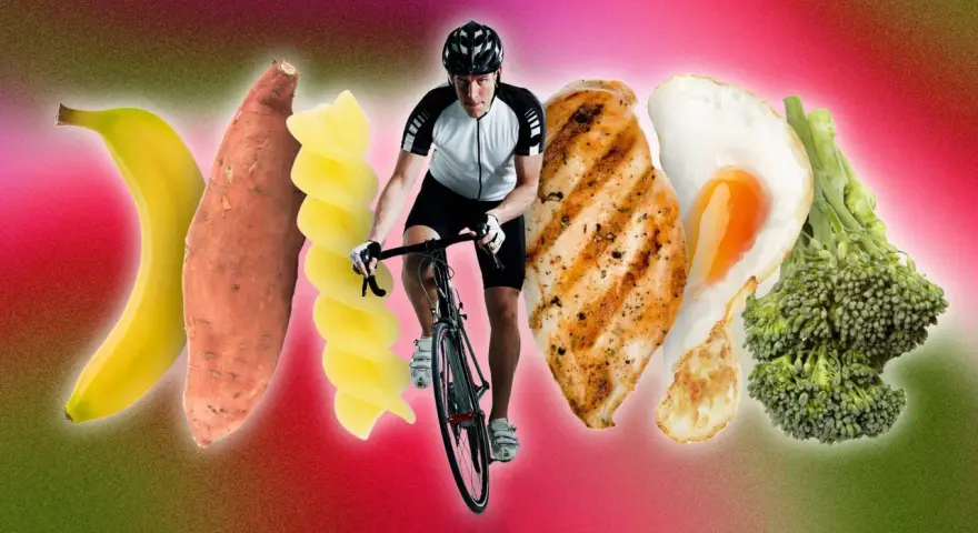 Ciclista en acción, rodeado de alimentos que representan el ciclado de carbohidratos: plátano, batata, pasta, pollo, huevo y brócoli.