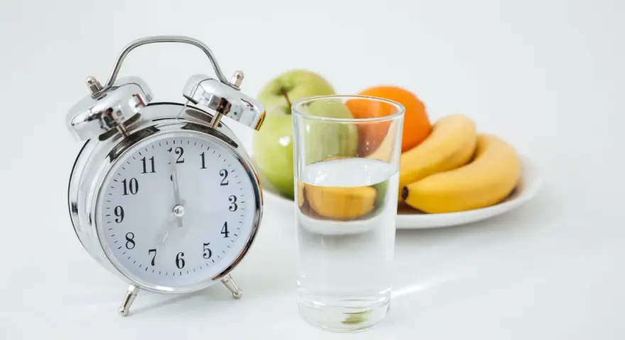 Reloj y vaso de agua, listos para un ayuno prolongado. ¿Qué tomar? Solo agua.