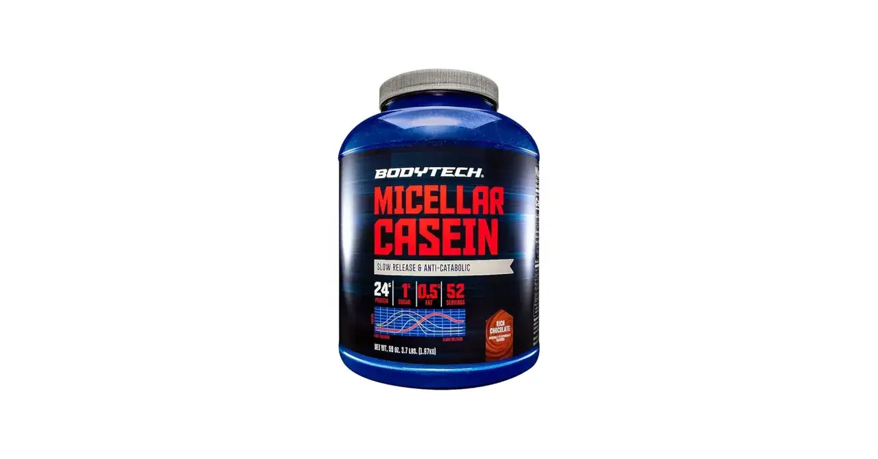 Bote azul de caseína micelar Bodytech, con 24g de proteína por porción. Ideal para una liberación lenta y anti-catabólica.