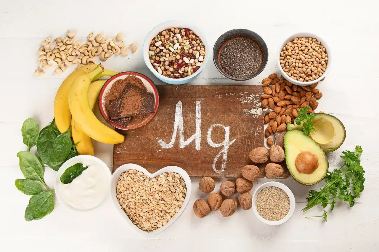Alimentos ricos en magnesio: plátanos, espinacas, frutos secos, semillas, aguacate, chocolate. Descubre los beneficios del magnesio en el hombre.
