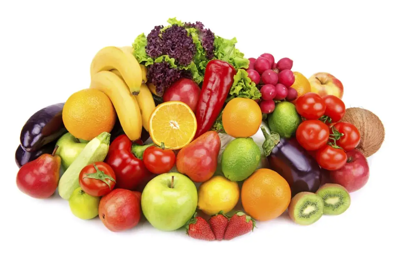 Variedad de tipos de verdura y frutas frescas: pl&aacute;tanos, naranjas, manzanas, fresas, kiwis, berenjenas, tomates, pimientos, lechuga, r&aacute;banos, peras, limas, limones, calabac&iacute;n y coco.