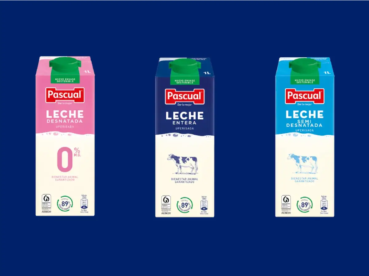 Tres envases de leche Pascual: desnatada (0% M.G.), entera y semidesnatada. &iexcl;La leche desnatada engorda menos!