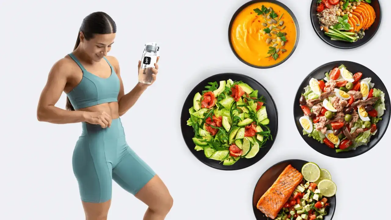 Mujer atlética con botella de agua, rodeada de platos saludables: sopa de calabaza, ensaladas y salmón. Ideal para el ayuno intermitente.