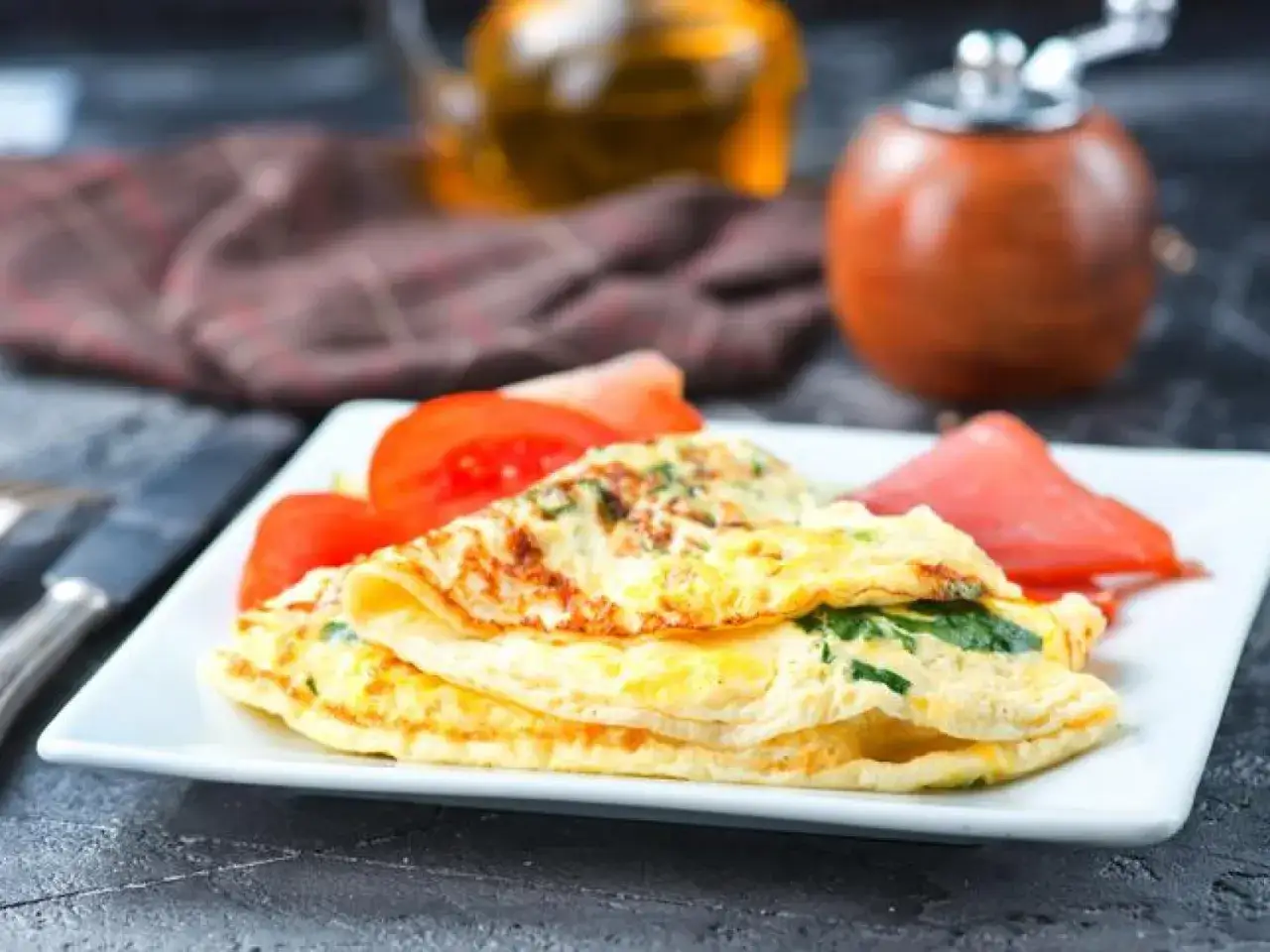 Tortilla francesa con tomate y hierbas. &iexcl;Cuidado, la tortilla francesa engorda si no se vigila la porci&oacute;n!