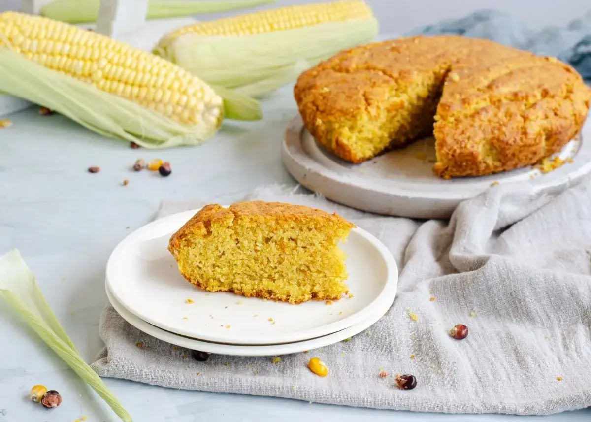 Un delicioso pan de ma&iacute;z, con su corteza dorada y miga esponjosa, listo para disfrutar. &iexcl;Aunque el pan de ma&iacute;z engorda, su sabor es irresistible!