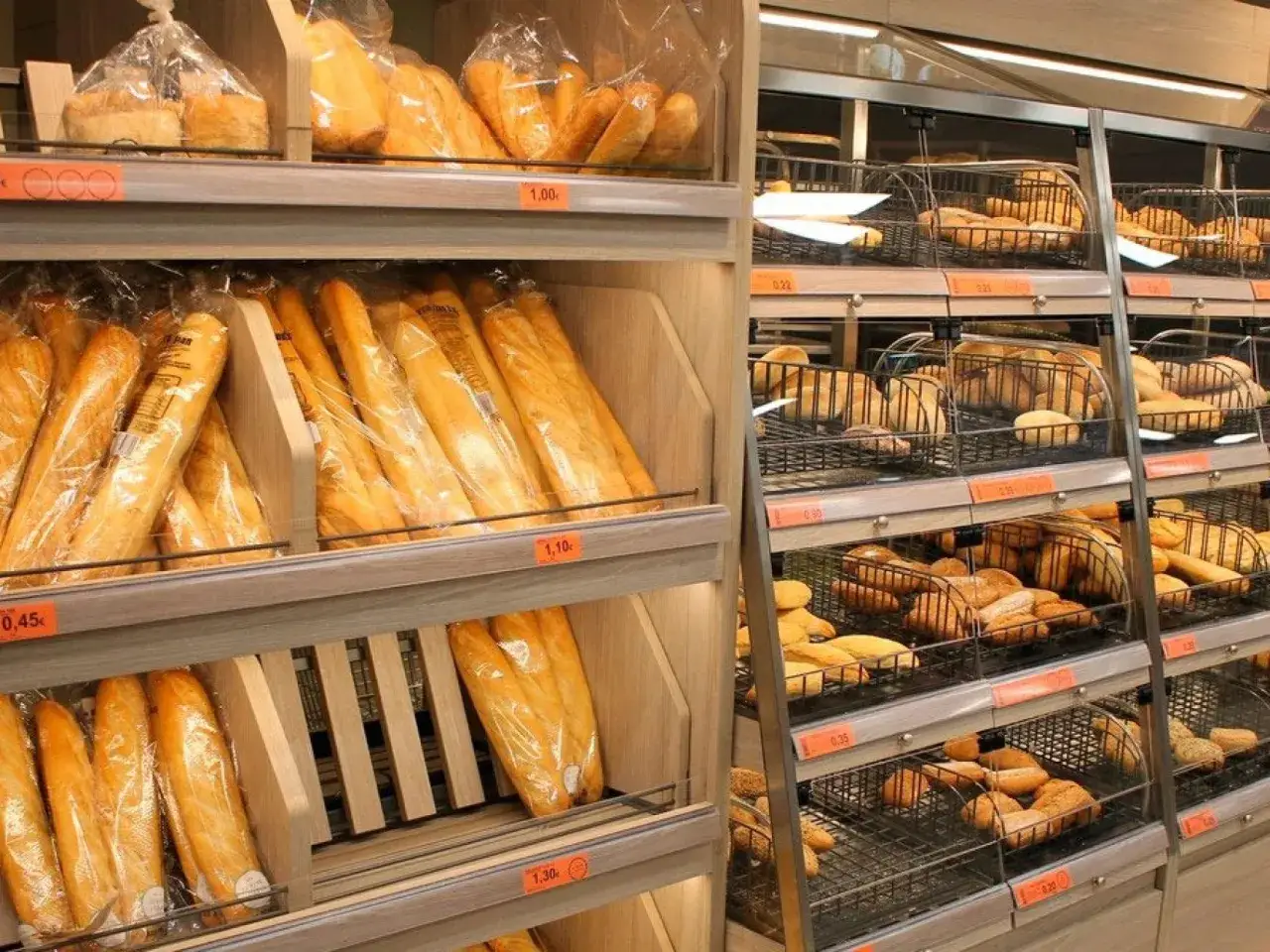 Estanterías llenas de pan fresco y crujiente, una tentación de pan sano Mercadona.