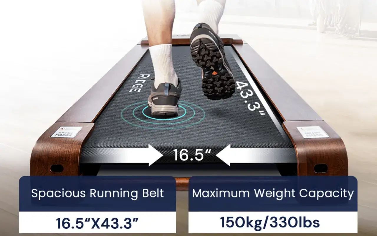 Persona corriendo en cinta, con detalles de las dimensiones 16.5
