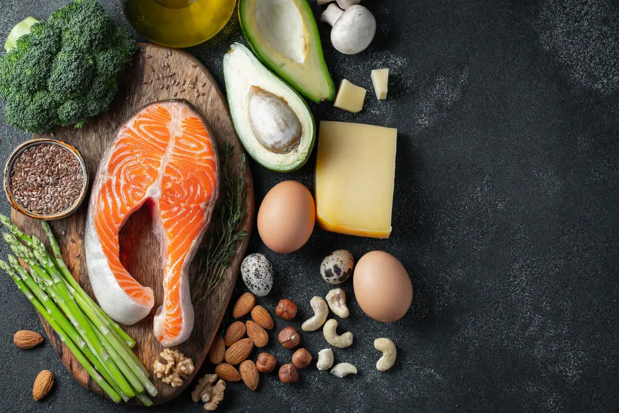 Salmón, aguacate, huevos, queso y frutos secos, ingredientes clave para una dieta cetosis.