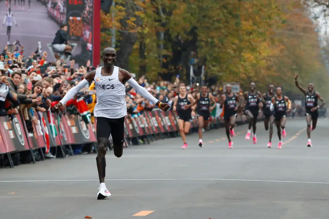Eliud Kipchoge cruza la meta, celebrando su hist&oacute;rico r&eacute;cord en el marat&oacute;n.