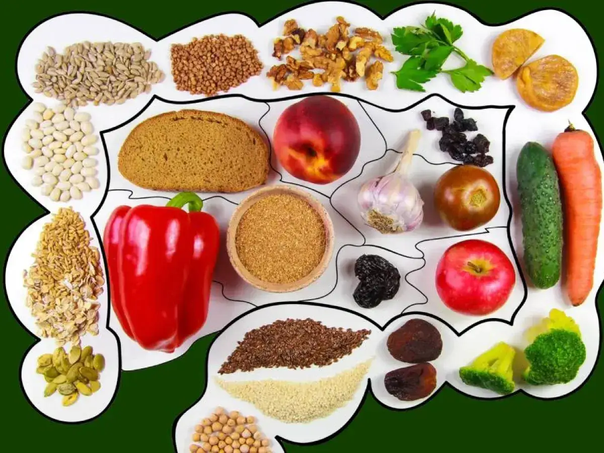 Variedad de alimentos ricos en fibra para el estreñimiento: frutas, verduras, granos, semillas y frutos secos.