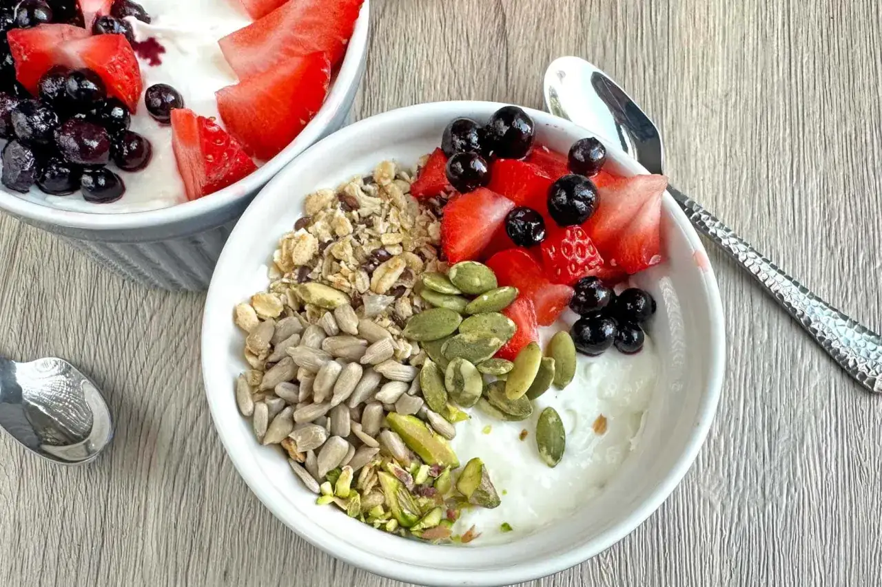 Yogur con fresas, ar&aacute;ndanos, granola y semillas. &iexcl;La opci&oacute;n perfecta para que picar entre horas que no engorde!