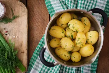 Patatas cocidas con eneldo en una olla, listas para disfrutar. Un plato sencillo y nutritivo, con pocas kcal patata cocida.