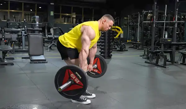 Josema beast levanta una barra con pesas en un gimnasio.