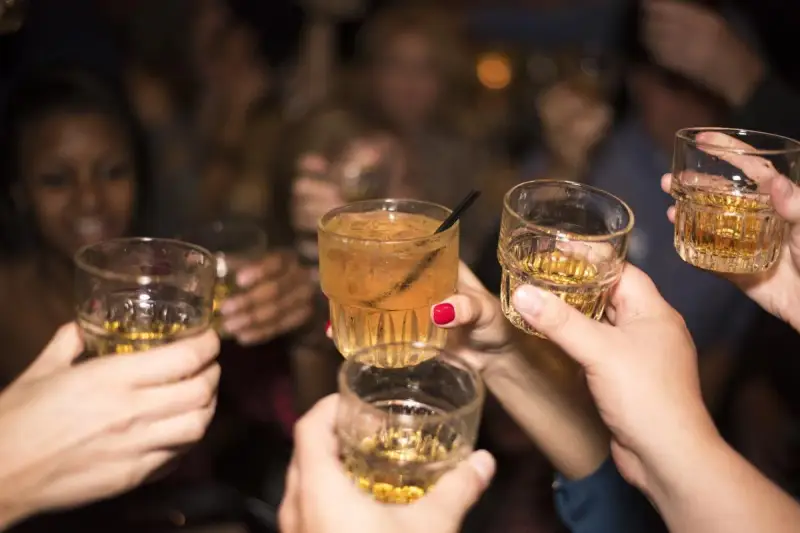 Un brindis con vasos de alcohol. ¿Será que la creatina y el alcohol son compatibles?