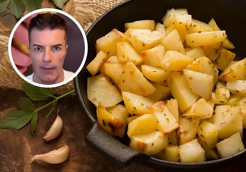 Un hombre mira patatas asadas. El índice glucémico de la patata cocida es un tema de interés.