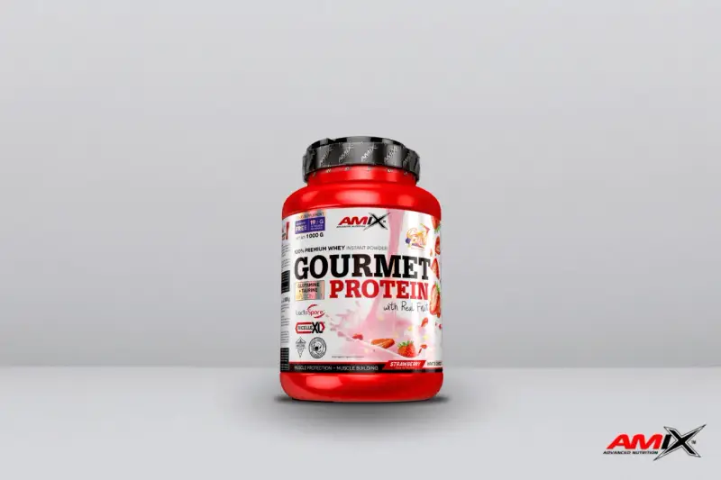 Bote rojo de batidos de proteínas AMIX Gourmet Protein sabor fresa con fruta real, ideal para protección y construcción muscular.