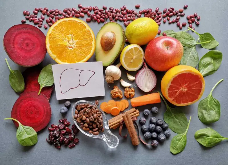 Una variedad de alimentos buenos para el hígado: remolacha, naranja, aguacate, limón, manzana, pomelo, espinacas, arándanos, café, canela, zanahoria, ajo, cebolla y nueces.
