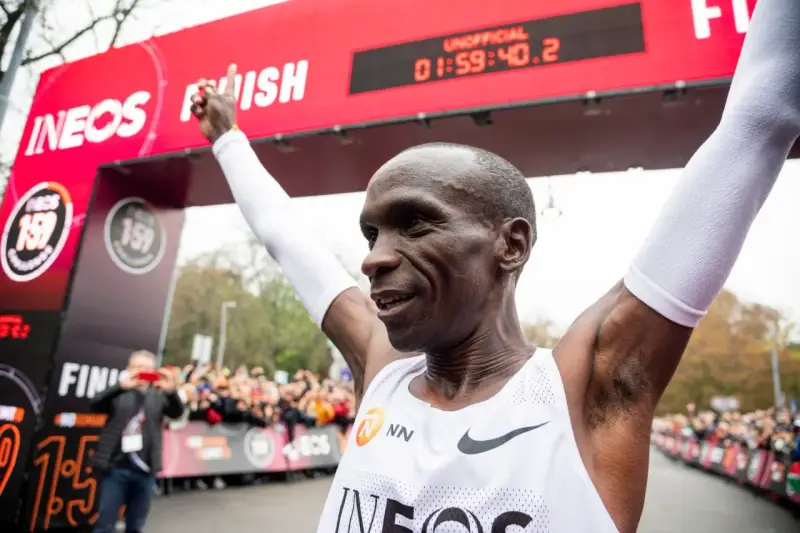 Eliud Kipchoge celebra su récord mundial en maratón, cruzando la meta en 1:59:40.2.