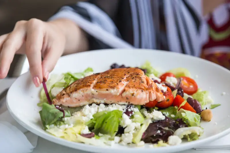 Ensalada con salmón, un plato rico en alimentos con vitamina D.